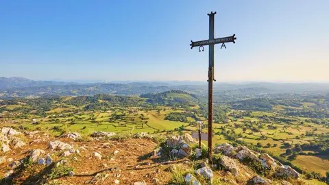 Vista panor&aacute;mica de Siero desde la pe&ntilde;a Careses.
-Juan de Tury- Turismo asturias