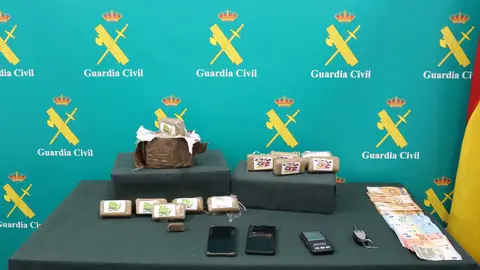 Imagen del material y dinero incautado por la Guardia civil tras la detenci&oacute;n