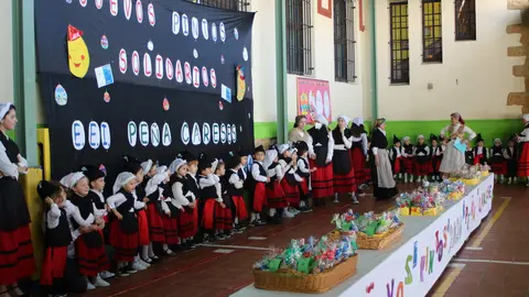 Algunos de los alumnos del Pe&ntilde;a Careses en el mercadillo solidario