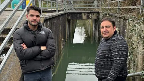Los concejales del PP de Siero Borja Lapuerta y Javier Mateus junto al paso subterr&aacute;neo de La Carrera