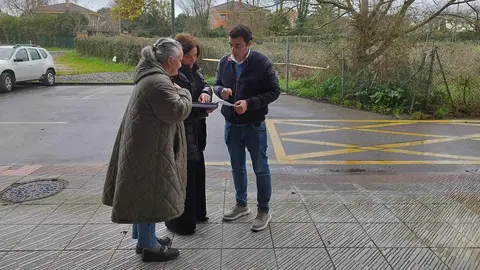Eva Mar&iacute;a P&eacute;rez, concejala de obras, Carmen Bernaldo de Quir&oacute;s, t&eacute;cnica municipal y Gerardo Sanz en los terrenos donde se construir&aacute; el aparcamiento