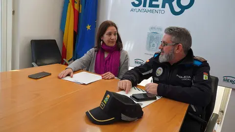 La concejala, Patricia Antu&ntilde;a y el agente de polic&iacute;a Sergio Luaces
