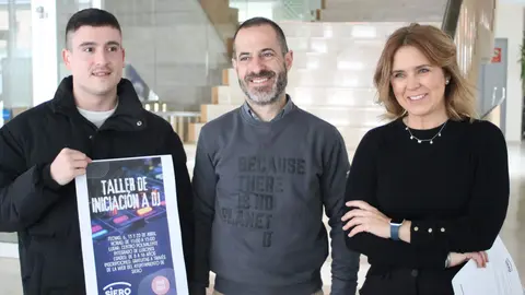 Pablo &Aacute;guila muestra el cartel del taller acompa&ntilde;ado por el alcalde y Eva Iglesias