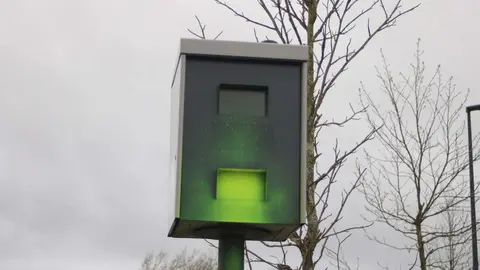 Imagen del estado en el que se encuentra el cajet&iacute;n situado en la Avda de Les Bellotines