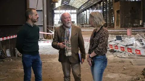 &Aacute;ngel Garc&iacute;a, junto al arquitecto Emilio Llano y la concejala Susana Madera en el interior de una de las naves abandonadas de Fundici&oacute;n Nodular