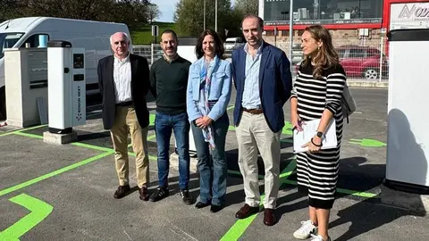 De izquierda a derecha, Jose Luis Lastra, Senior Advisor de Edison Next Spain; el alcalde, la concejala; &Iacute;&ntilde;igo Bertrand, CEO de Edison Next Spain y la ingeniera municipal, Marta Chaguaceda.