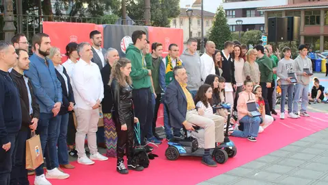 Foto de familia de los premiados y las autoridades