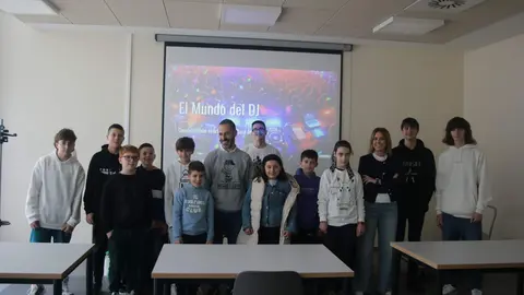 El alcalde y la concejala junto a Dj Pablo &Aacute;guila y los alumnos