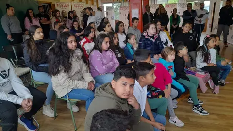 Alumnos del CP Granda asisten a  la inauguraci&oacute;n de la Semana Cultural Roman&iacute;