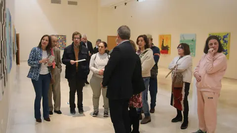 La concejala Mar&iacute;a Jos&eacute; Fern&aacute;ndez, primera por la izquierda, vista la exposici&oacute;n acompa&ntilde;ada por el resto de autoridades y los miembros del Centro de adultos La Arboleya