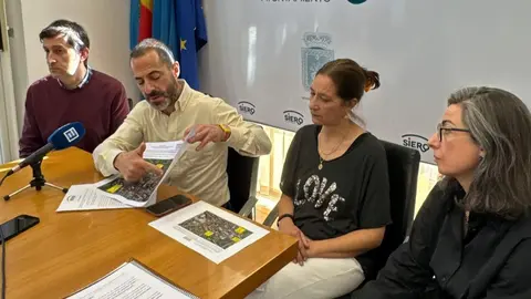 Los ediles con el aparejador municipal Juan Freije y con la arquitecta, Mar&iacute;a Jos&eacute; Fern&aacute;ndez.