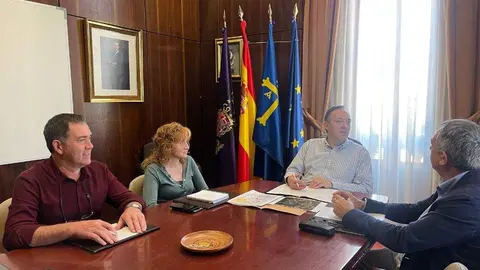 De izquierda a derecha: el concejal de Obras, Marcos Ortiz; la primera tenienta de alcalde, Lorena Villar; el alcalde de Villaviciosa, Alejandro Vega; y el director general de Infraestructuras, Manuel Calvo, en un momento de la reuni&oacute;n.