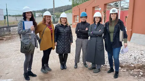La consejera Lydia Espina, con personal t&eacute;cnico municipal y las responsables de la obra de la escuelina de La Estaci&oacute;n/Lugo de Llanera.
