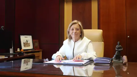 La alcaldesa de Nore&ntilde;a, Amparo Antu&ntilde;a, en su despacho