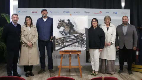 De izda a dcha &Aacute;lvaro Arrieta, presidente de Oxer Sport, Manuela Eliazar, directora general de deportes, el artista To&ntilde;o Velasco, Cruz Maestre, directora del concurso, Roc&iacute;o Huerta, directora general de ganader&iacute;a. el alcalde de Sariego, Sa&uacute;l Basti&aacute;n