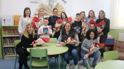 Las madres implicadas en el proyecto, la coordinadora Marta D&iacute;az, segunda por la dcha, de pie, con Hugo Vega y Pedro Egocheaga