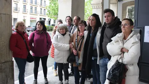 Representantes de los vecinos del barrio de Pumarabule, en Siero