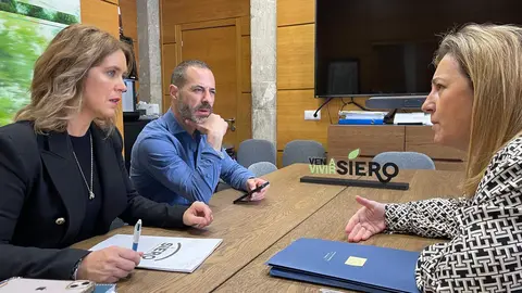 La consejera de educaci&oacute;n, Lydia Espina, dialoga con la concejala de educaci&oacute;n, Eva Iglesias y el alcalde de Siero, &Aacute;ngel Garc&iacute;a
