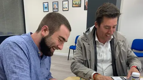 En la foto Rub&eacute;n (en la derecha) junto al presidente del comit&eacute; organizador