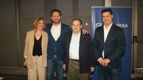 De izda a Dcha, Nuria Ni&ntilde;o, nueva secretaria general, &Aacute;lvaro Queipo, el presidente saliente, Avelino S&aacute;nchez y Silverio Arg&uuml;elles