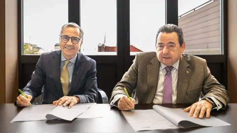 El presidente de Caja Rural de Asturias, Fernando
Mart&iacute;nez (d) y el presidente de FEMETAL, Antonio Fern&aacute;ndez-Escand&oacute;n (i)