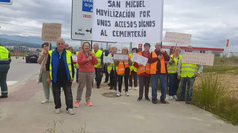 Los vecinos de San Miguel protestan contra la supresi&oacute;n de los accesos al cementerio