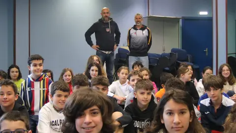 Los alumnos del CP La Fresneda con Alberto Su&aacute;rez Laso, a la derecha de la imagen y Javier Hern&aacute;ndez, profesor del centro