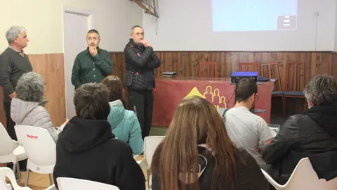 Un momento de la charla informativa a los vecinos