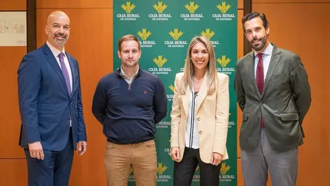 Mariano Esp&iacute;n; director comercial; &Aacute;ngel Garc&iacute;a, gerente AJE; Raquel Bernaldo de Quir&oacute;s, responsable de profesionales y aut&oacute;nomos en Caja Rural de Asturias Y Pablo Garc&iacute;a, presidente de AJE (De izda a dcha)