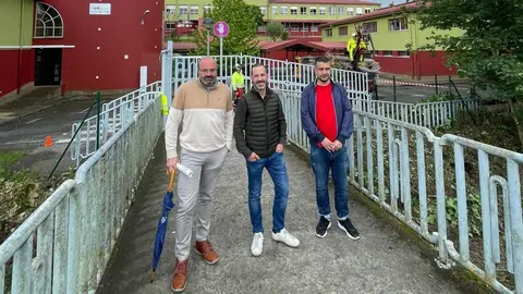 Los ediles con el responsable de los servicios medioambientales del Ayuntamiento, Jose Antonio Mart&iacute;nez.