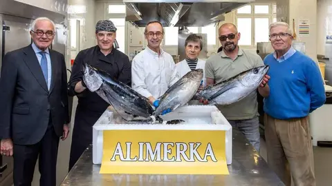 Izda. a dcha: Jos&eacute; Garc&iacute;a-In&eacute;s, Florentino Men&eacute;ndez,
Antonio Blanco, sor Carmen, Armando Prendes y Avelino Ranca&ntilde;o