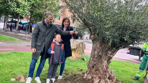 El alcalde, Mar&iacute;a Jos&eacute; Fern&aacute;ndez y el peque&ntilde;o Mart&iacute;n Fern&aacute;ndez, colocan un chupete de manera simb&oacute;lica