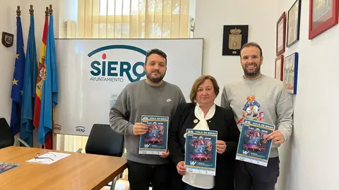 Ana Nosti flanqueada por Jos&eacute; Fern&aacute;ndez, a la izquierda y Pablo Collado, ambos miembros de la organizaci&oacute;n