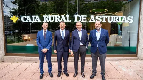 De izda a derecha: director de empresas de Caja Rural de Asturias, Miguel &Aacute;ngel Traverso; subdirector general de Caja Rural de Asturias, Rafael Gonz&aacute;lez Men&eacute;ndez; director general de Avalmadrid, Lorenzo Alonso; director general de Asturgar SGR, &Aacute;ngel Rodr&iacute;guez Vallina