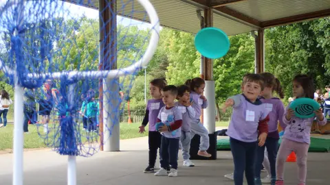 Los participantes en la prueba de disco en plena competici&oacute;n