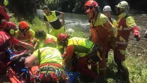 rescate-motorista-penamellera-baja
