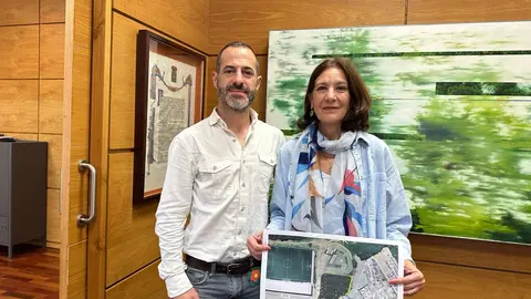 Los responsables municipales muestran un plano del futuro emplazamiento del aparcamiento