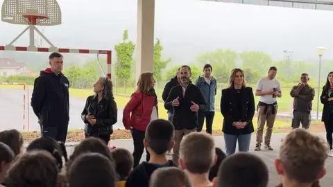 Un momento de la visita del alcalde y la concejala al colegio de Los Campones