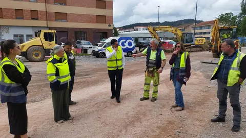 La concejala de obras, Eva Mar&iacute;a P&eacute;rez, segunda por la izquierda, en la zona donde se est&aacute;n ejecutando los trabajos para el nuevo aparcamiento de la calle Berbollo en Posada.