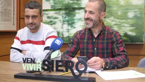 Javier Rodr&iacute;guez, a la izquierda, junto al alcalde Siero