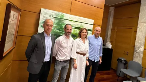 Los concejales y el director del PDM flanquean al alcalde