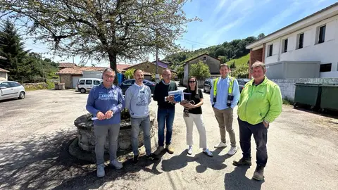 De izq a dcha. el concejal, el alcalde, Juan Carlos &Aacute;lvarez y Leire Gabilondo, t&eacute;cnicos municipales, Pelayo Arg&uuml;elles, gerente y Luis Iglesias, encargado, ambos de la empresa adjudicataria.