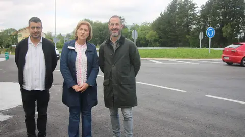 Javier Rodr&iacute;guez, la delegada del Gobierno, Delia Losa y el alcalde de Siero en la rotonda de Viella
