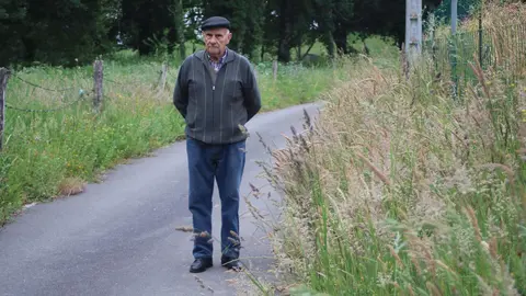 Francisco Fern&aacute;ndez en el camino que da acceso a su casa