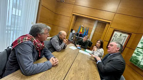 Con el alcalde, de dcha a izda, el secretario municipal, Felipe Fanjul; la concejala de Pol&iacute;ticas Sociales y Atenci&oacute;n a las Personas, Mar&iacute;a Jos&eacute; Fern&aacute;ndez; el responsable de C&aacute;ritas Pola de Siero, Vicente Montes, y el p&aacute;rroco responsable de estas sedes de C&aacute;ritas, Ferm&iacute;n Ria&ntilde;o.