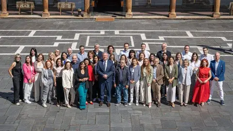 El director general de Caja Rural de Asturias , Antonio Romero, con los directores de los departamentos de gesti&oacute;n de personas de las 30 cajas rurales que integran el grupo caja rural