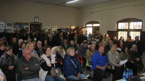 Una imagen de la reuni&oacute;n vecinal informativa que se realiz&oacute; en Arg&uuml;elles promovida por Podemos Siero