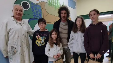 el concejal de cultura, Iv&aacute;n P&eacute;rez, en el centro de la imagen junto a Benjam&iacute;n Men&eacute;ndez y varios alumnos