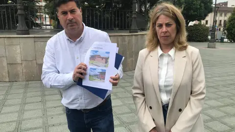 El presidente del PArtido Popular de Llanera, Silverio Arg&uuml;elles mostrando el informe de los t&eacute;cnicos municipales en presencia de la vicesecretaria del partido, Nuria Ni&ntilde;o