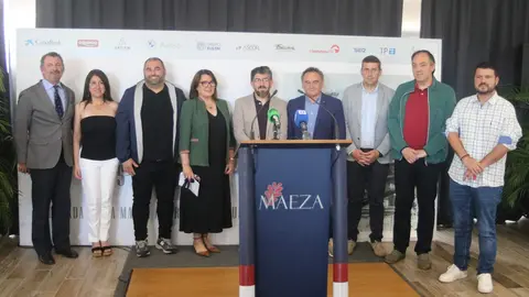 Foto de familia de los miembros de la organizaci&oacute;n y autoridades